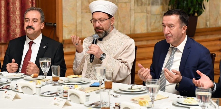  Ali Erbaş’ın Lüks Yaşamı ve “Ekmek Yiyin” Tavsiyesi: Tok Açın Halinden Anlamaz