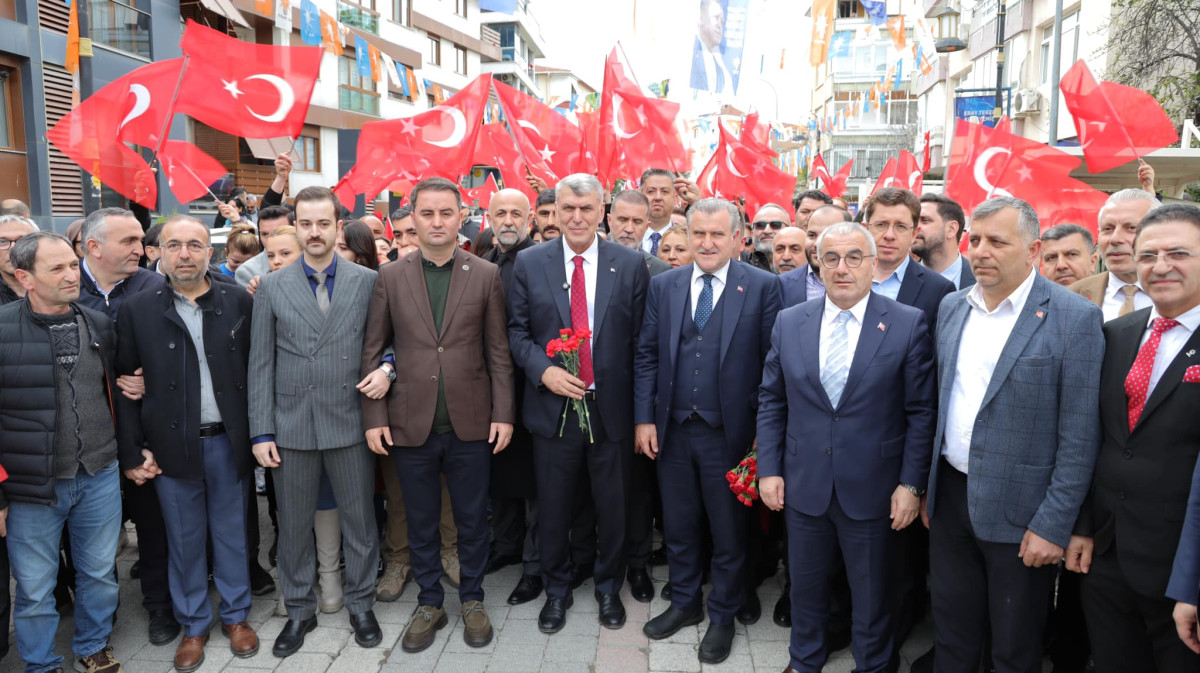 Cumhur İttifakı AK Parti Maltepe Belediye Başkan Adayı Kadem Ekşi, Spor Bakanı Osman Bak ile birlikte sevgi yürüyüşü gerçekleştirdi