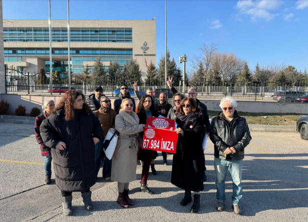 Hayvan Hakları Savunucuları, Yasa’yı İptal Et diyen İmzaları AYM’ye Teslim Etti