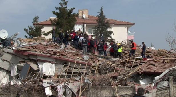 Malatya'da 5,6 büyüklüğünde deprem: Bazı hasarlı binalar çöktü, iki kişi enkaz altında